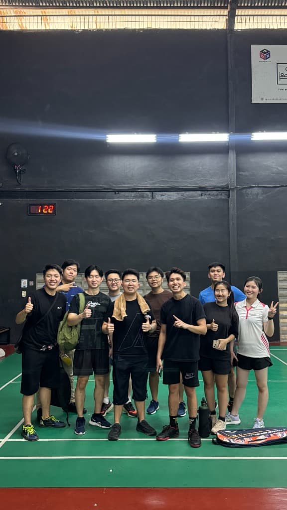 Anggota SelagiMuda main badminton bareng